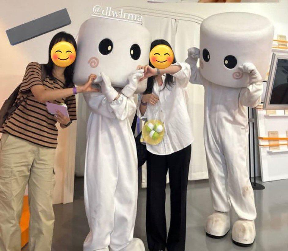 IU會主動問粉絲要不要合照,事後更掏出信用卡給粉絲買周邊。(圖/翻攝自heyattidude推特)