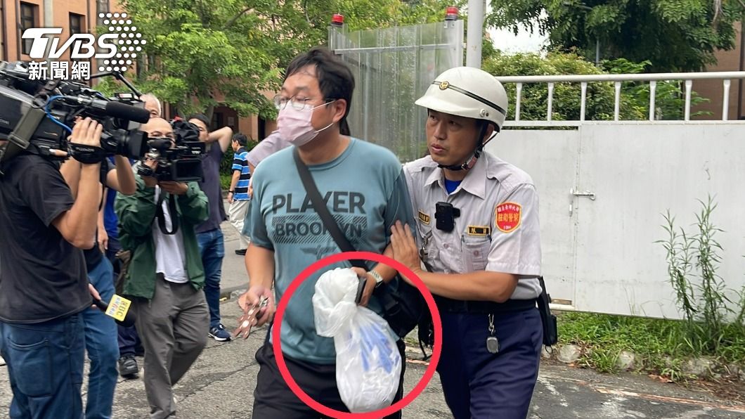 相關人員至實驗室內拿回物品。(圖/TVBS)