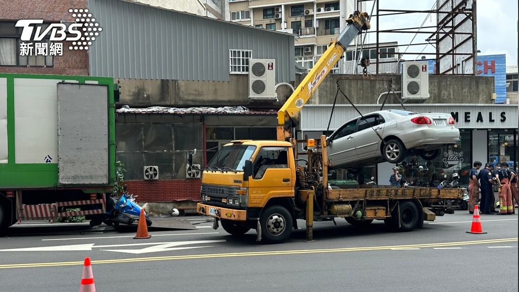 新竹發生一起小客車追撞前方機車與卡車的死亡事故。(圖/TVBS)