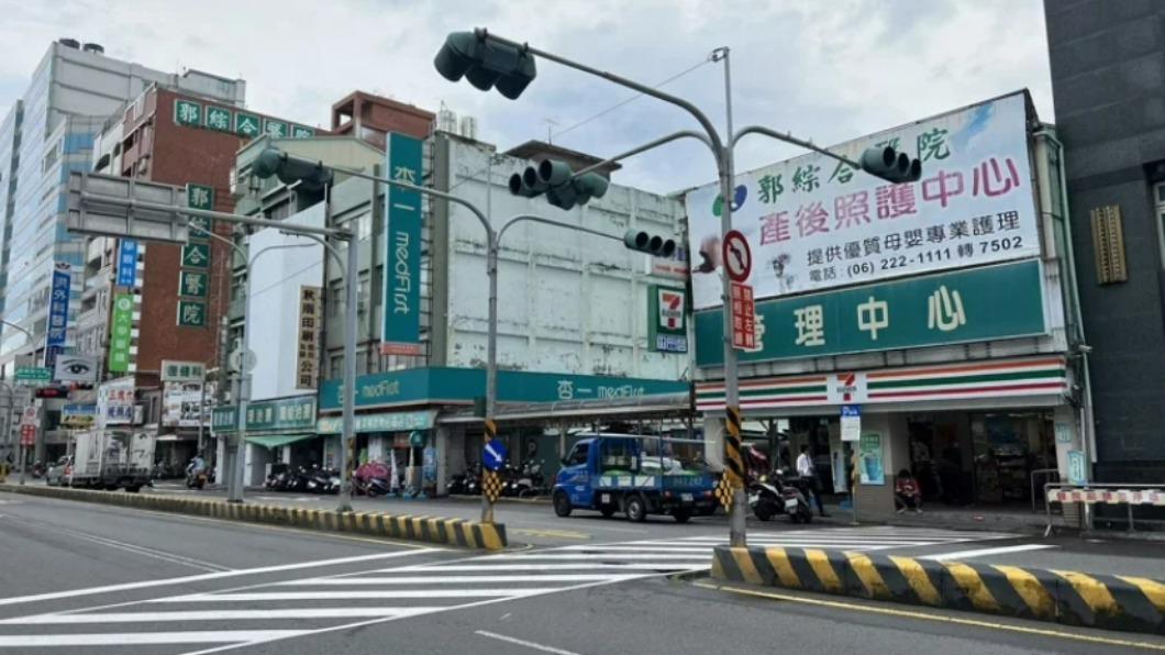 瑕疵的道路設計讓網友痛斥根本就是「汽、機車地獄」。(圖/台南市議員李啟維提供)
