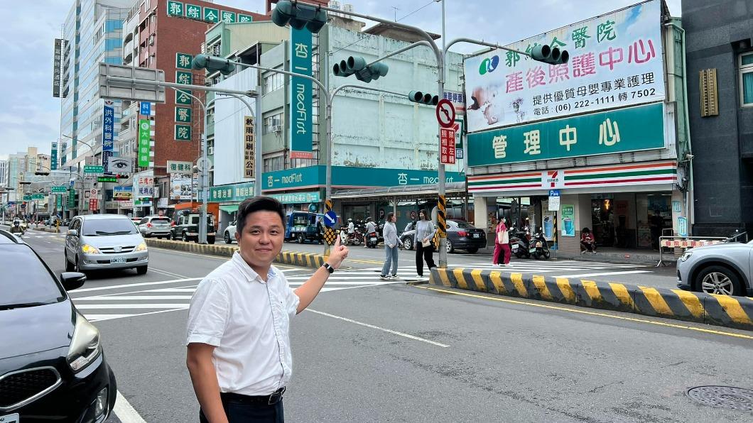 台南市議員李啟維接獲陳情,希望路口號誌調整時段性三色運作,兼顧行人通行需求與行車安全。(圖/台南市議員李啟維提供)