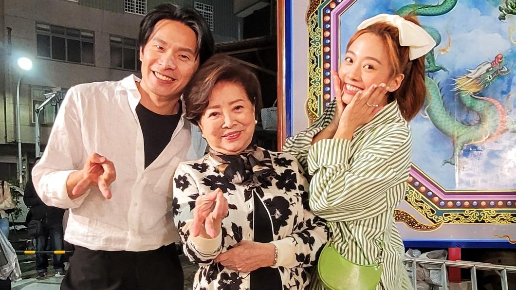 姚淳耀（左起）、陳淑芳、鬼鬼擔任當集的試菜員。（圖／緯來提供）