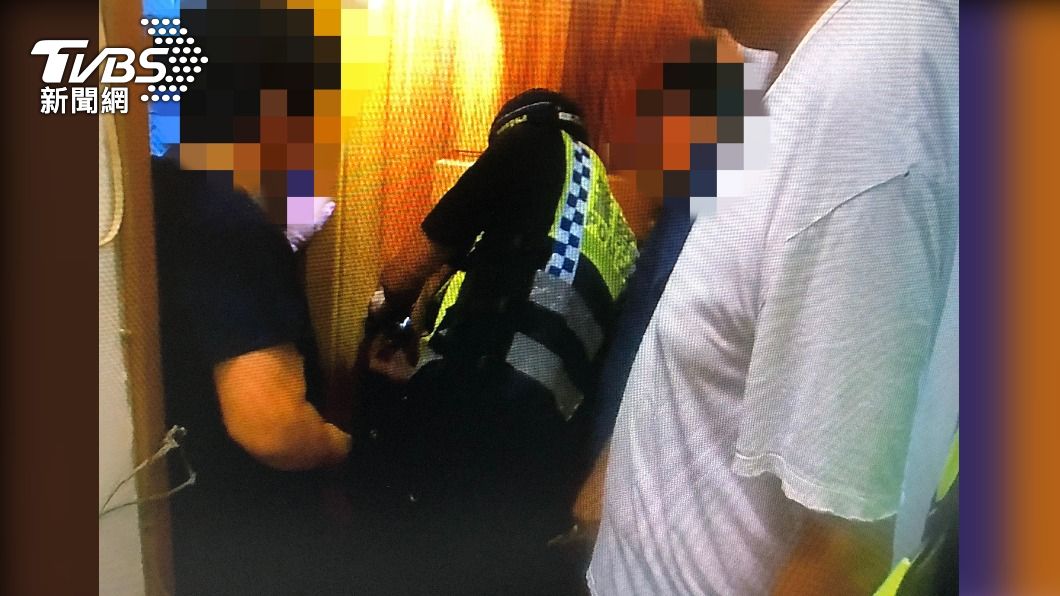 男童與6個月大的弟弟反鎖於房間,員警使用「信用卡」開鎖。(圖/TVBS)
