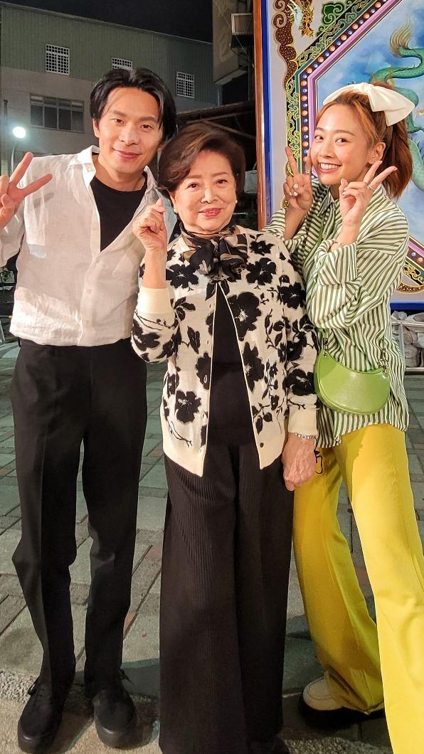3人一搭一唱，順利化解班底們的緊張感。（圖／緯來提供）