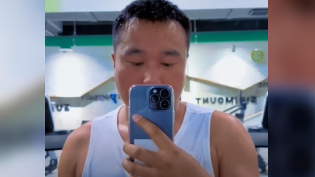 Jake拿捐款買蘋果手機。（圖／翻攝自明晨YT頻道）