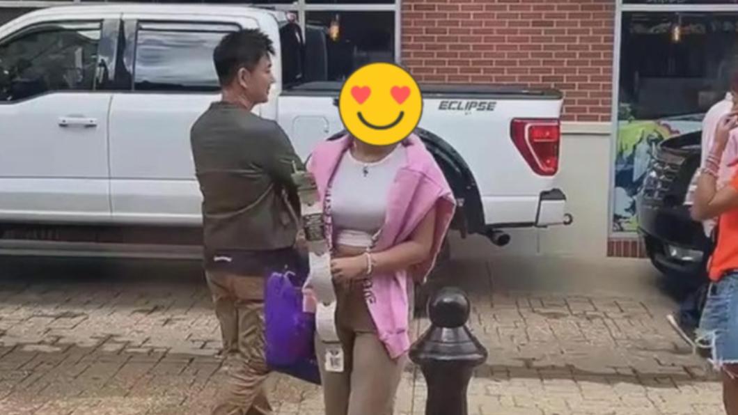 任賢齊送女兒到美國大學報到，被網友捕捉。（圖／翻攝自微博）