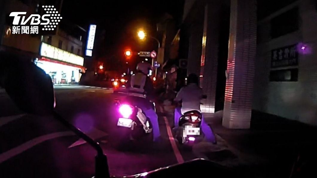 員警跟上前酒測。(圖/TVBS)