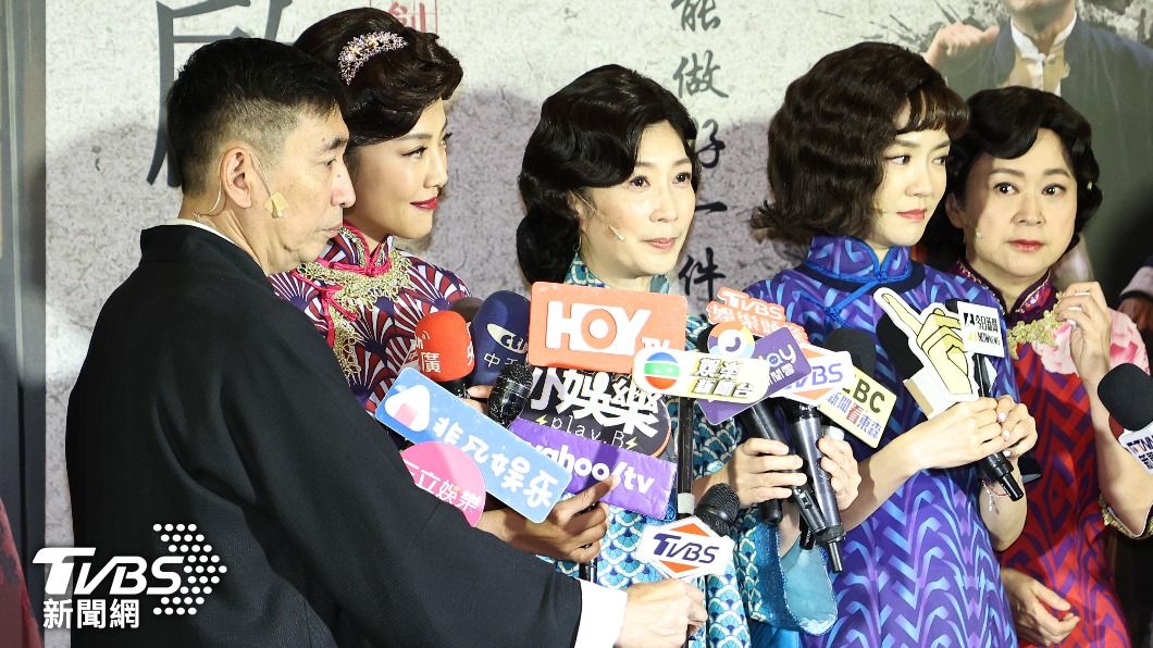黃嘉千（中）被媒體追問離婚風波，僅表示謝謝大家關心。（圖／張哲鳴攝）