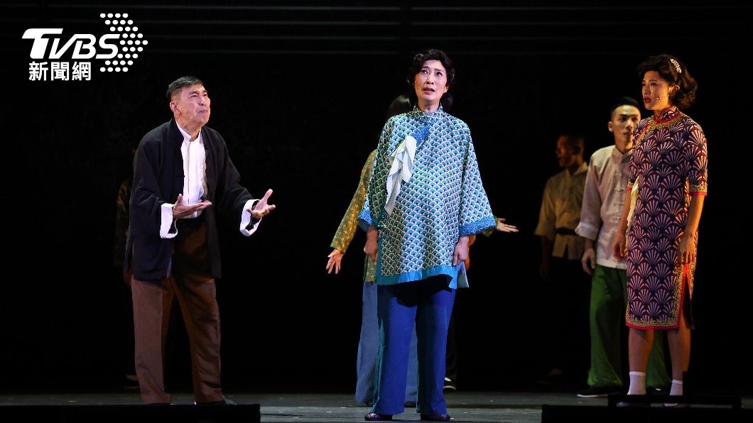 黃嘉千（左二）演出李國修作品，讓她在台上感觸良多。（圖／張哲鳴攝）