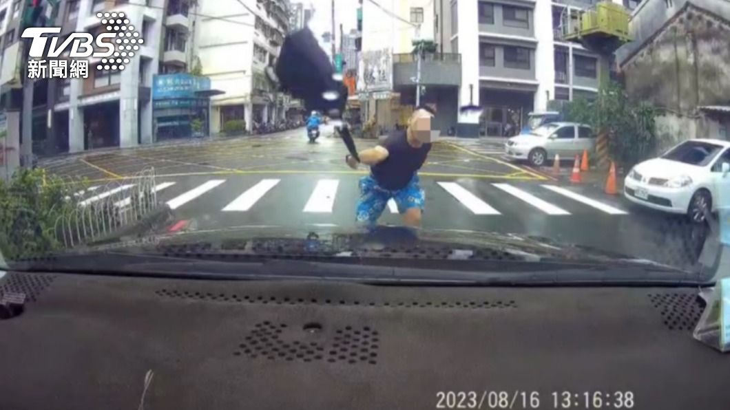 三重路怒族?叫小黃設錯地點怪司機太慢 男擋車拿包狂砸