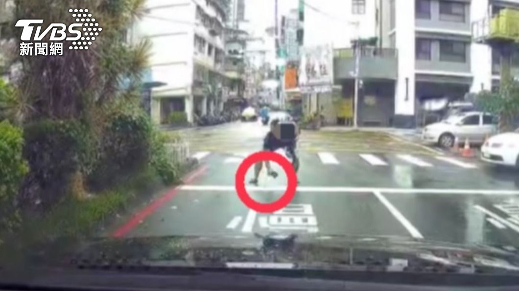 乘客撿起地上石頭欲丟擲。（圖／計程車駕駛員職業工會發言人李威爾提供）