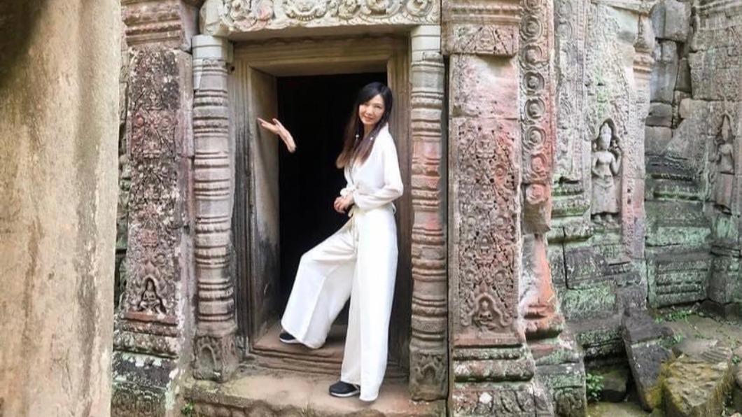 胡文英日前到柬埔寨吳哥窟旅遊,回台灣發現照片中多出一隻手。(圖/翻攝自胡文英臉書)