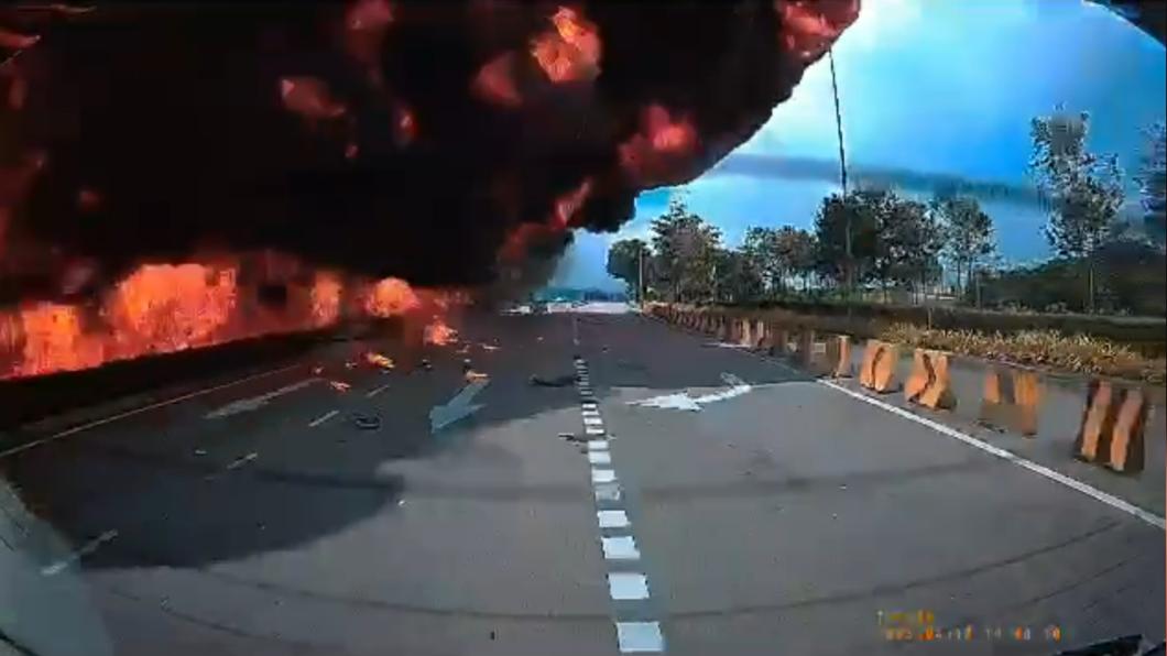 馬來西亞飛機爆炸,零件四散。(圖/馬來西亞中國報提供)
