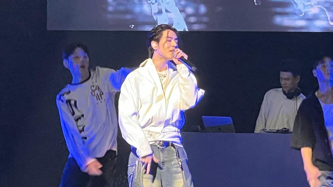 金有謙應粉絲要求當場脫了！　GOT7神曲掀高潮「嗨到跳下台」