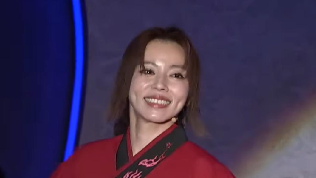 王瞳在「嘖嘖募資啟動餐會」上表演。(圖/翻攝自神國大樂YouTube)