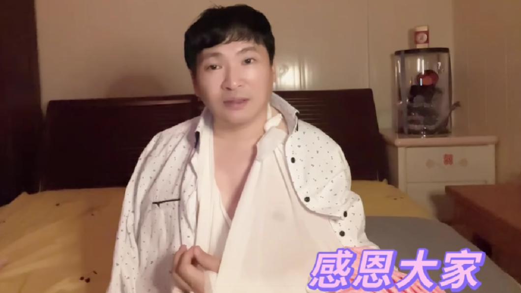蔡義德因手部骨折住院休養中。(圖/翻攝自蔡義德臉書)