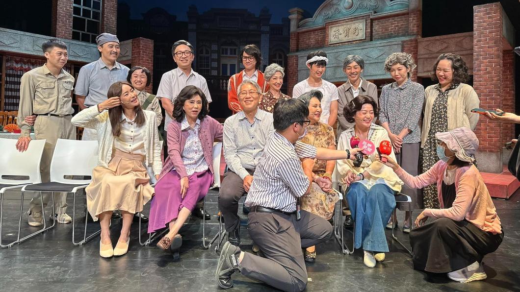 孫翠鳳和楊小黎、鍾瑶等人17日現身《叫我林彩香!》彩排記者會。(圖/翻攝自楊小黎臉書)