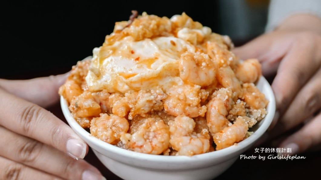 店家主打酥脆排骨加爆量蝦仁飯再搭半熟蛋的超罪惡吃法。(圖/女子的休假計劃提供)