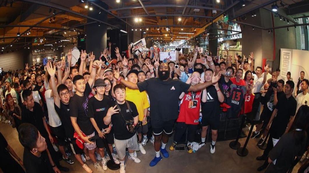 哈登表態願意前往中國打球,讚賞當地球迷對他的愛非常瘋狂。(圖/翻攝自「@jharden13」IG)