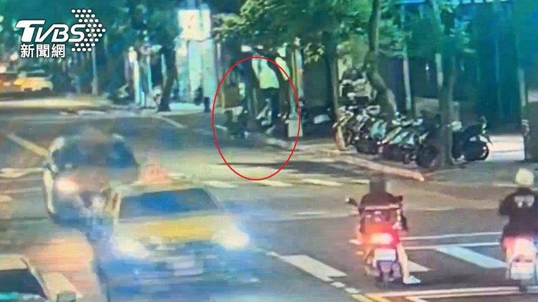 孫姓慣竊接近路倒醉漢後伺機行竊。（圖／TVBS）