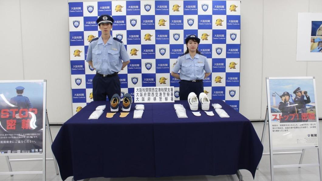 7月下旬大阪海關從2名台籍旅客的鞋底搜出總重約達2公斤的毒品。(圖/翻攝自@Custom_kun推特)