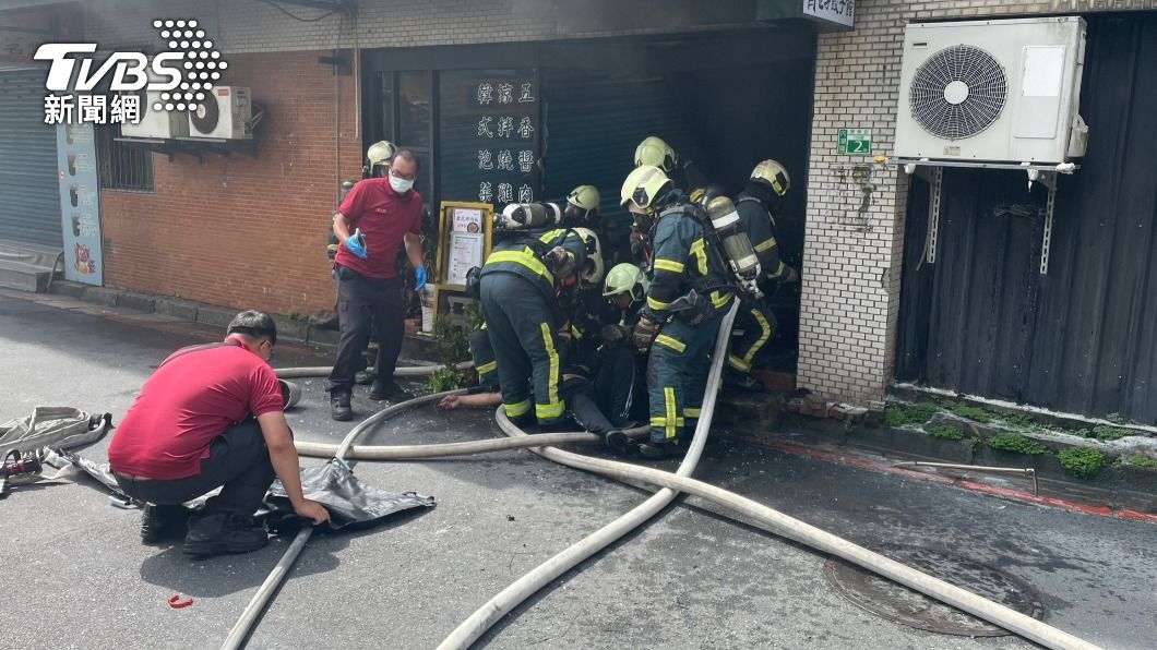 警消人員將受困的王姓駕駛救出送醫。(圖/TVBS)