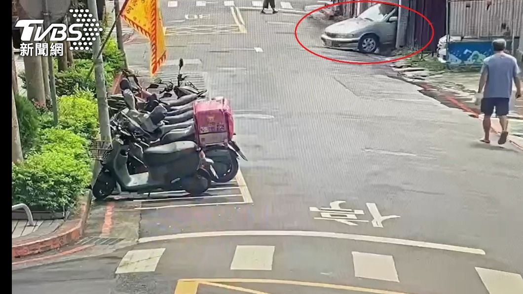 監視器拍下小轎車倒車後撞進後方的店家。(圖/TVBS)