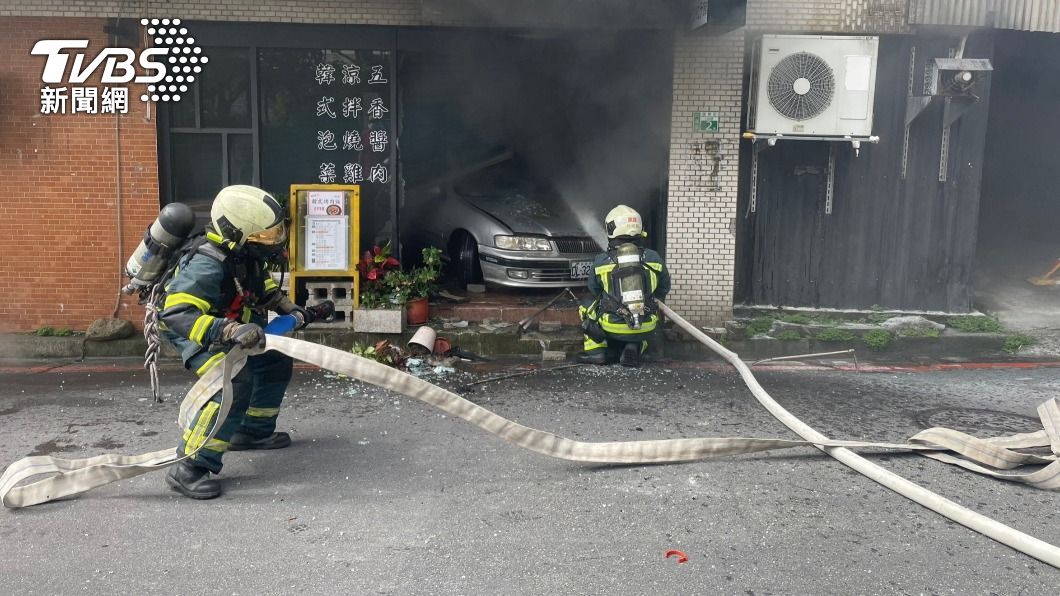 內湖小轎車事故後倒車撞進餃子館起火　駕駛送醫救回一命