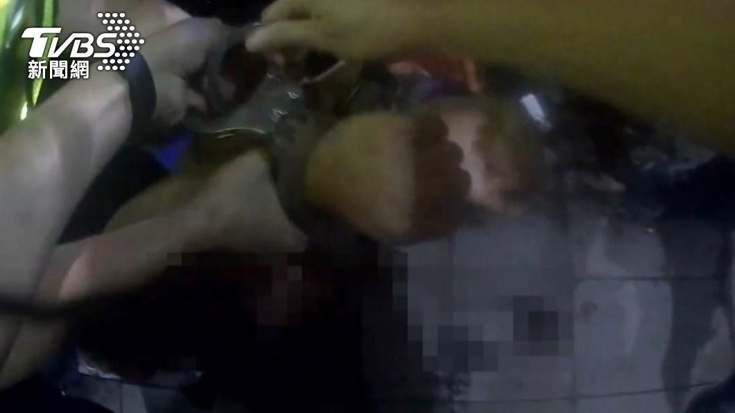 壓制的譚男仍失控的作勢逃脫,事後兩人被保護管束帶回派出所。(圖/TVBS)