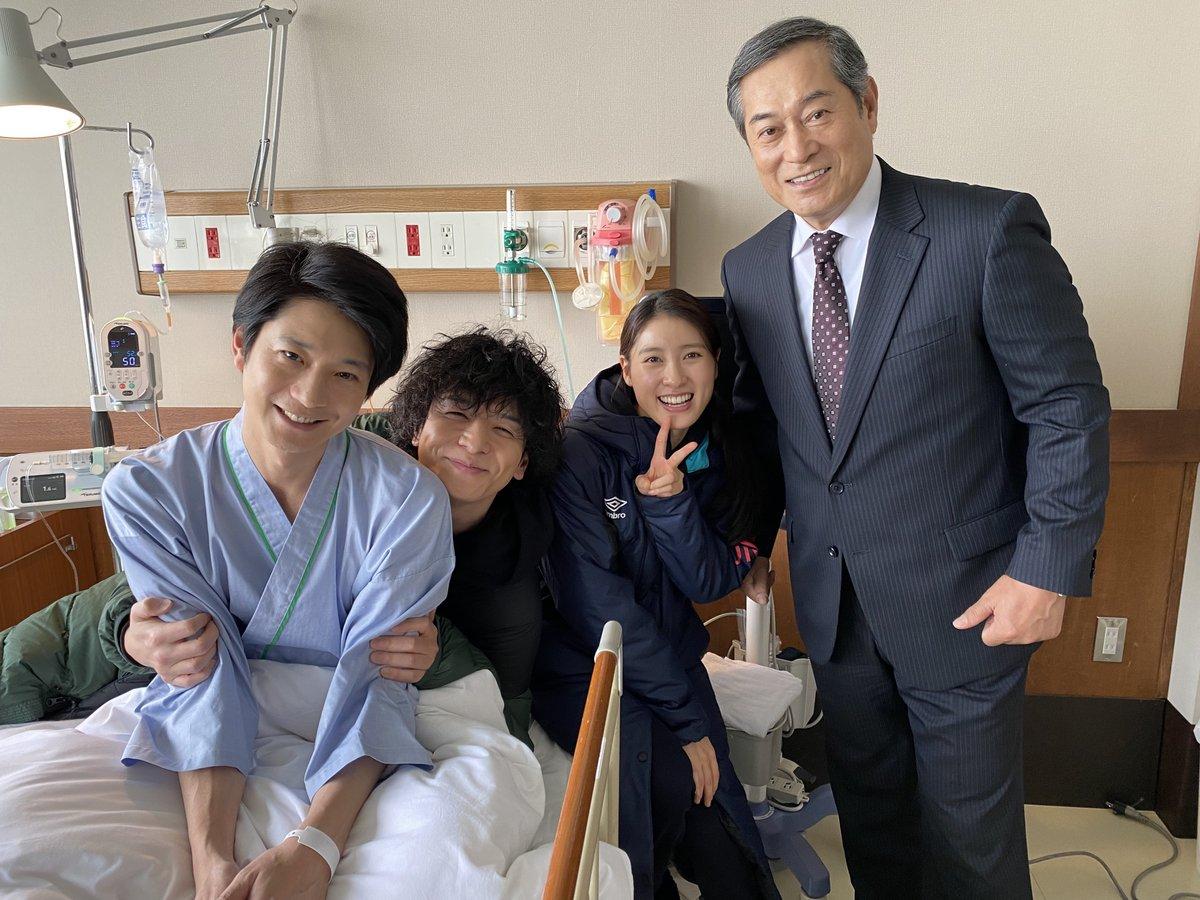 土屋太鳳(右二)生小孩前都持續拍戲、演出舞台劇。(圖/翻攝自警部補大魔神官方推特)