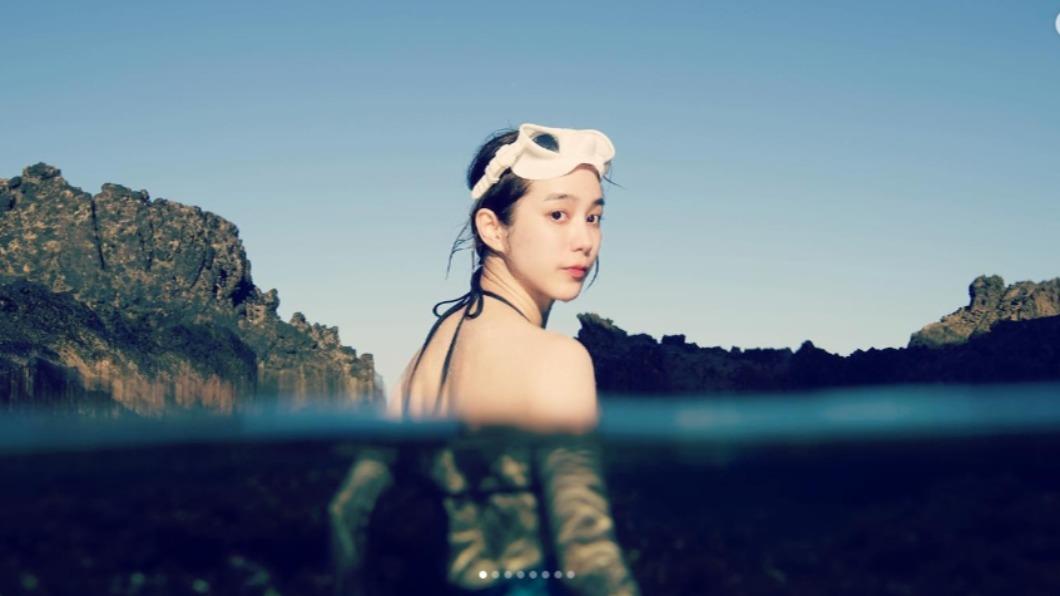 女星温貞菱罕見曬出泳裝辣照。(圖/翻攝自温貞菱 IG)
