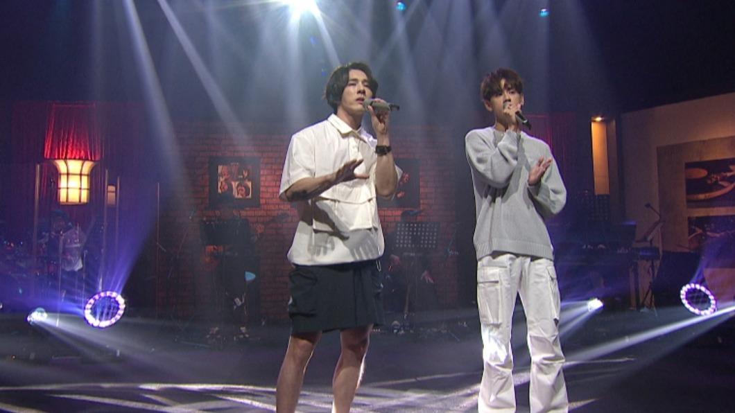2人一起合唱經典歌曲〈下雨天〉。(圖/年代提供)