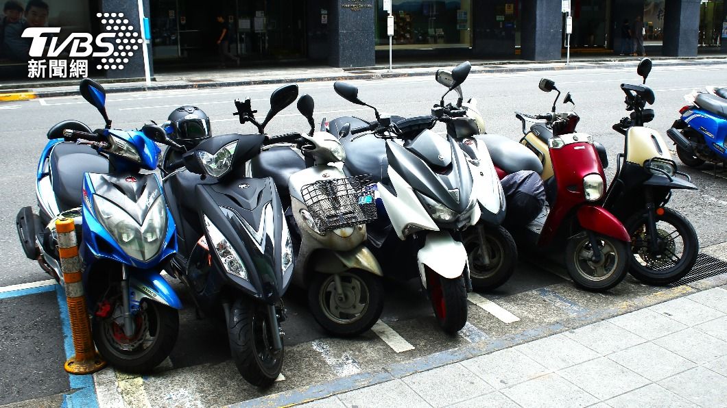 網友多數認為iPhone放在機車手機架可能導致震壞。(示意圖/shutterstock達志影像)