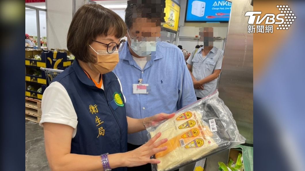 高雄市衛生局至中華店、大順店 2家賣場進行市場查核。(圖/TVBS)
