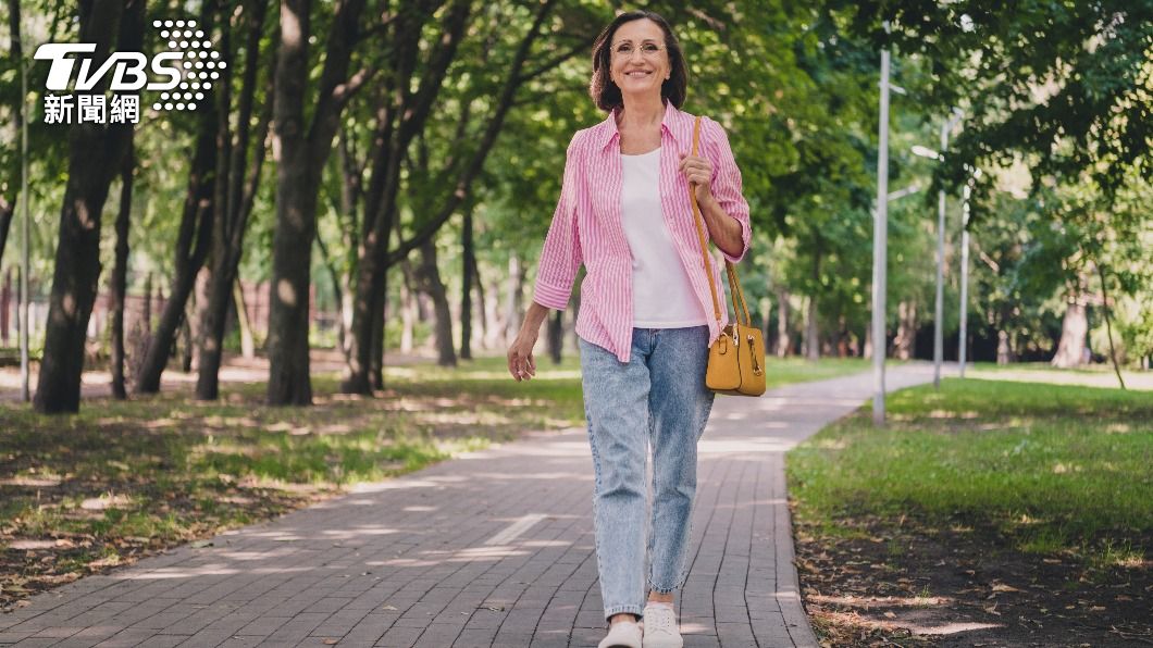 對上班族來說,最好的運動是走路。(示意圖/shutterstock 達志影像)