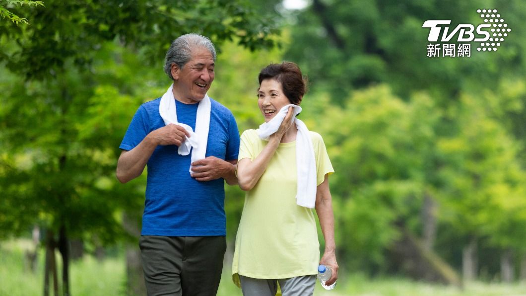 快走讓身體流汗才能增強心肺功能。(示意圖/shutterstock 達志影像)