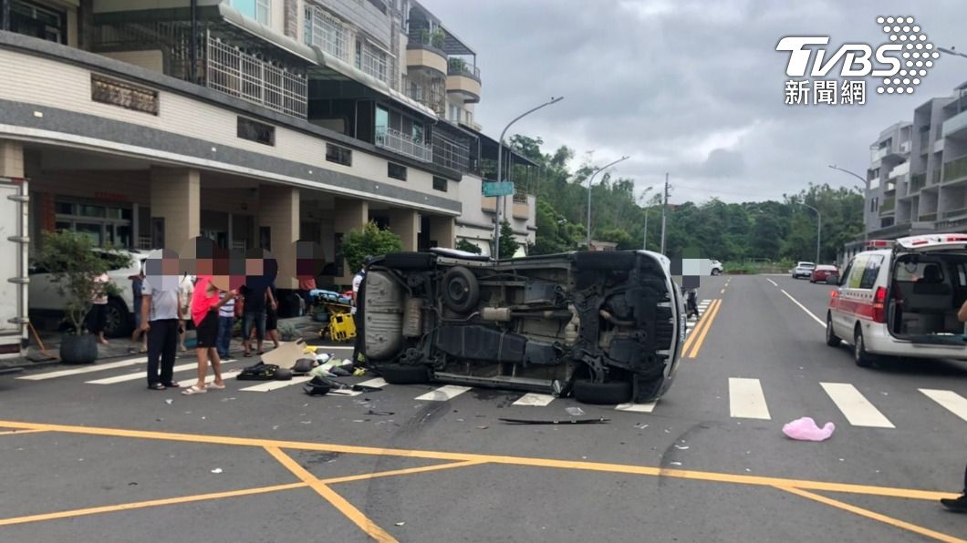 快訊/高雄小港無號誌路口「轎車側翻」 駕駛、乘客受困受傷送醫