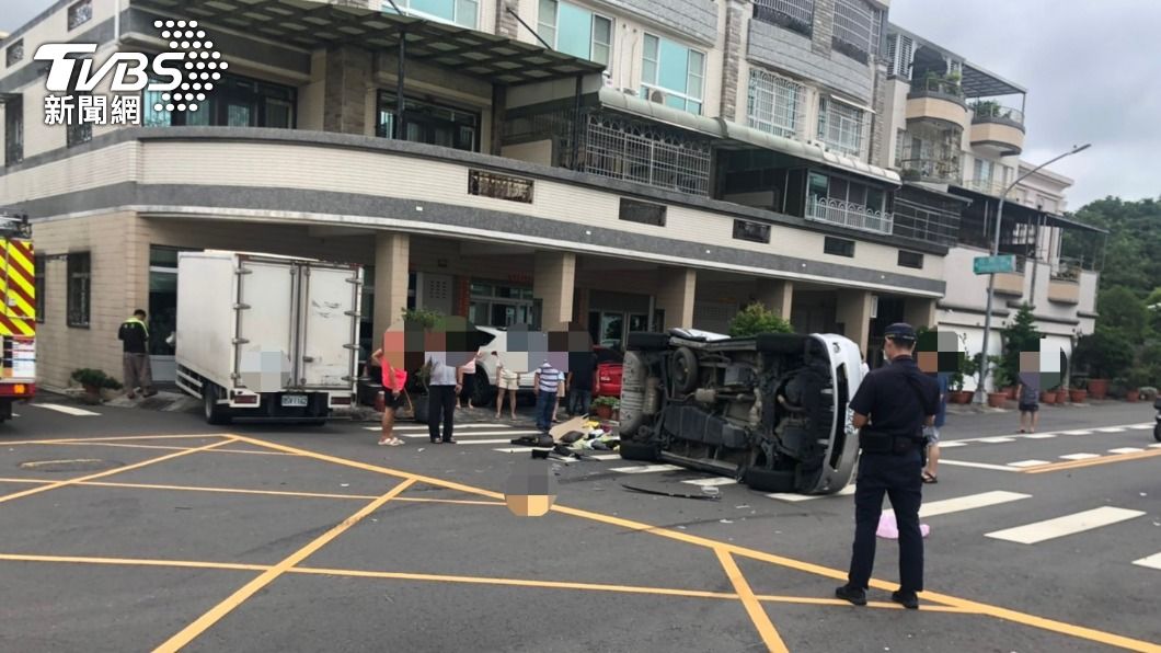 小客車側翻，造成車內駕駛包含三名乘客一度受困在車內。（圖／TVBS）