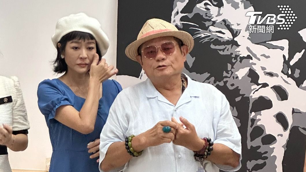 唐玲(左)聽許效舜致詞,有感而發落淚。(圖/陳郁文攝)