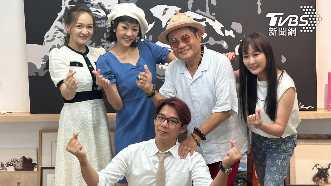 後排左起周惠珊、唐玲、許效舜、陳立芹,力挺陳子強畫展。(圖/陳郁文攝)