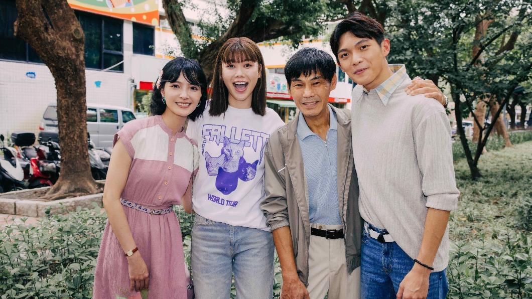 蔡恩雨(左二)新歌MV由林輝瑝(右起)、夏靖庭及吳子霏聯手演出。(圖/華納音樂提供)