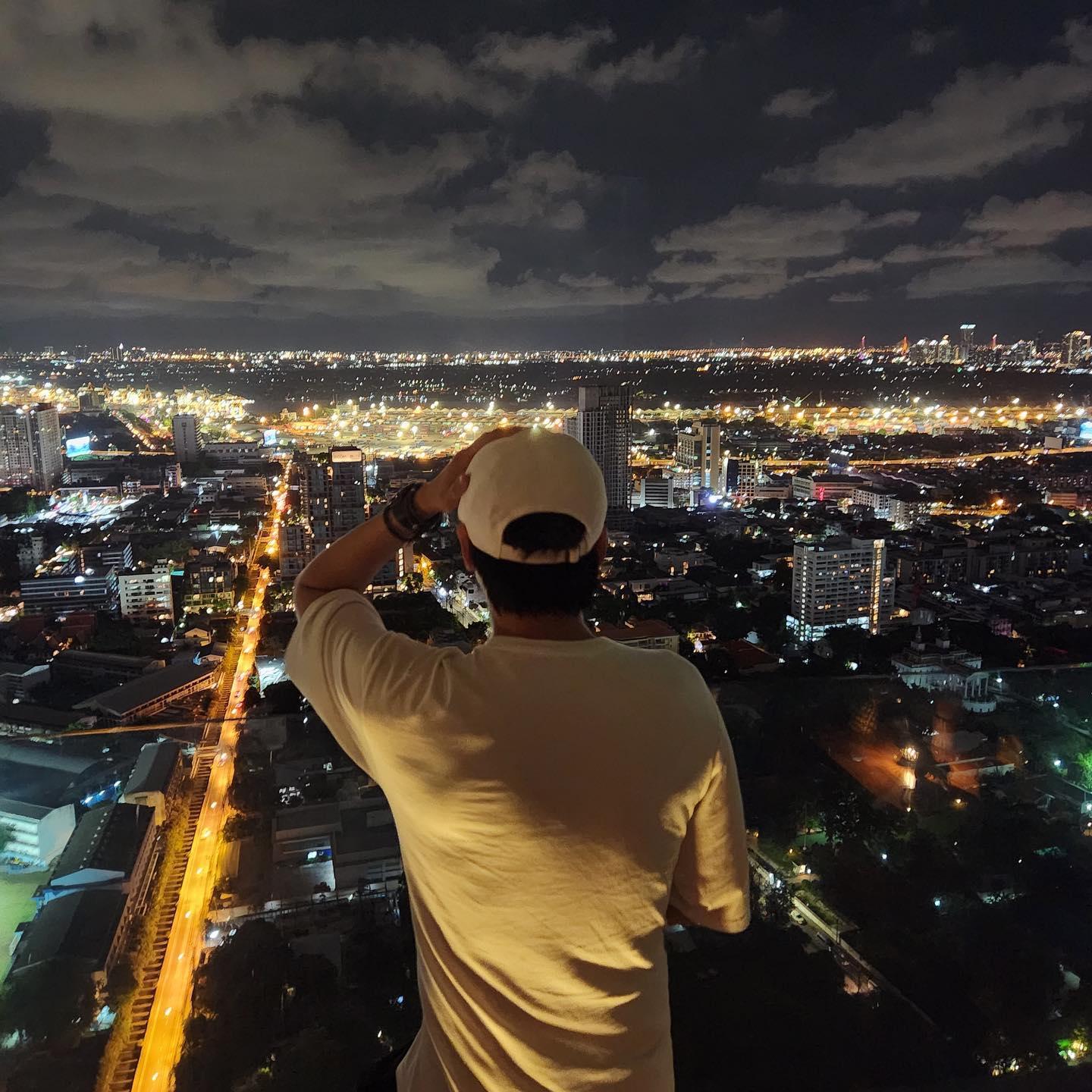 金南佶到每個地方都喜歡欣賞當地夜景，只是這次來台碰鬼月似乎無暇放心享受。（圖／翻攝自金南佶IG）