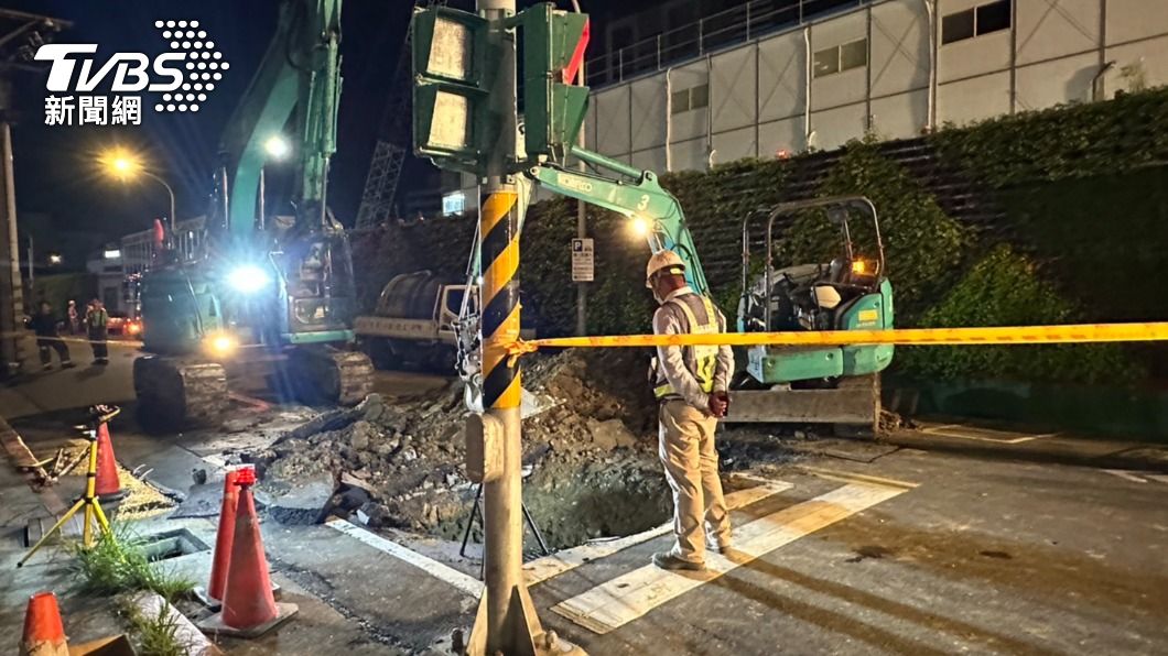 北市南港路驚現2公尺天坑!疑地下箱涵破洞塌陷 市府急派員搶修
