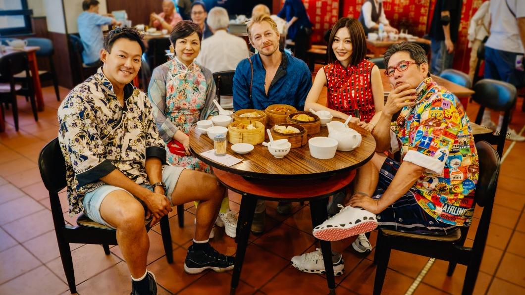 威廉(左起)、楊貴媚、法比歐、曾莞婷與洪都拉斯一同享用港式飲茶。(圖/東森提供)