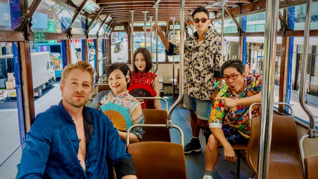 5人一同體驗搭乘叮叮車。(圖/東森提供)