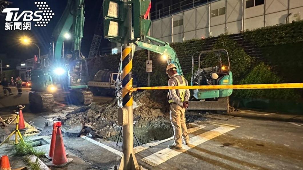 北市南港路管線脫落現天坑 估今天晚間10時通車