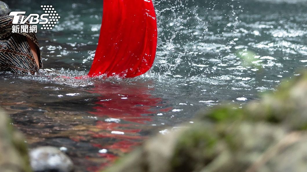 印度女子在河邊洗衣服被鱷魚襲擊。(示意圖/Shutterstock達志影像)