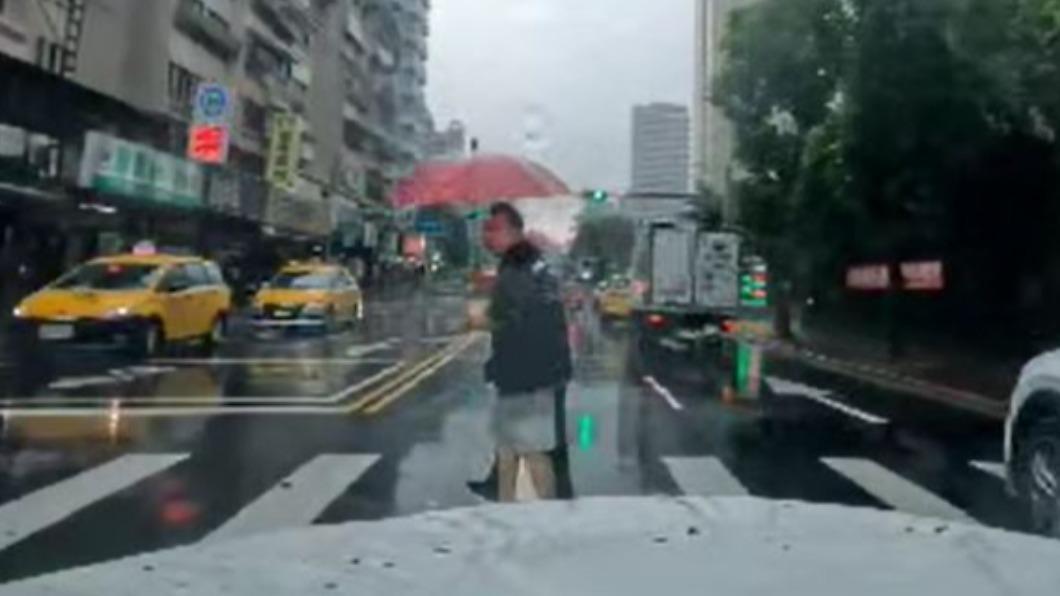 行人闖紅燈逼車讓路!肉搜竟「台灣大咖主持男星」 網一面倒挺爆