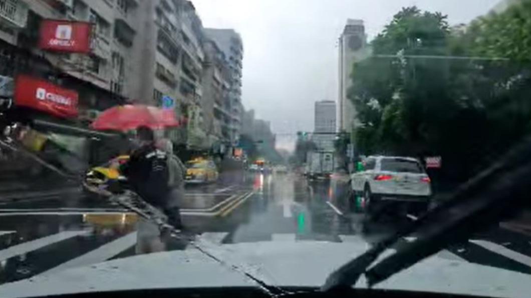 黑衣男過馬路期間,還有揮手向汽車示意。(圖/翻攝自爆怨2公社臉書)