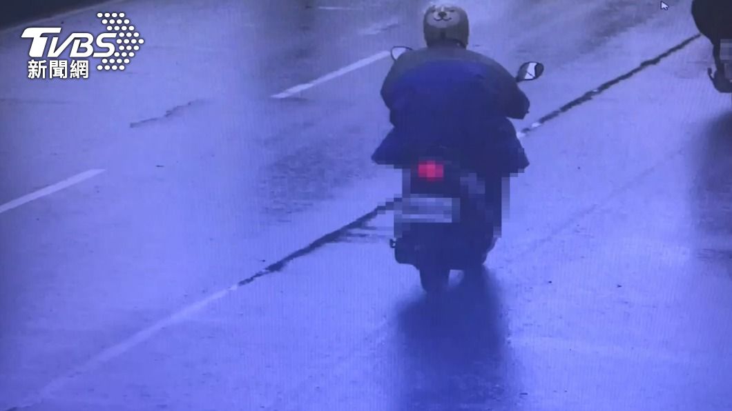 不到1小時，男子跑去另一間超市，以同樣手法盜竊。（圖／TVBS）